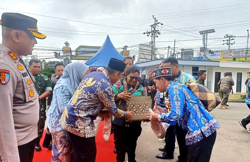 Plt Camat Gunung Purei Serahkan Cinderamata Anyaman Rotan Khas Lokal kepada Wamendagri