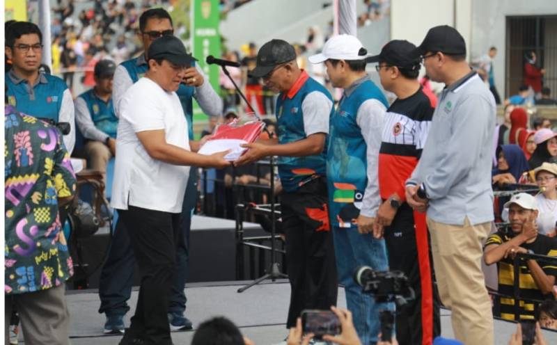 Pemprov Kalteng Dorong Semangat Kebangsaan Lewat Gerakan Serentak Pembagian Bendera dan Gubernur Cup 2025