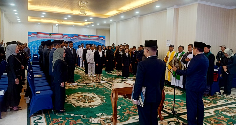 Pj Bupati Indra Gunawan Lantik 10 ASN, 1 PAW Kepala Desa dan 8 PAW BPD di Barito Utara