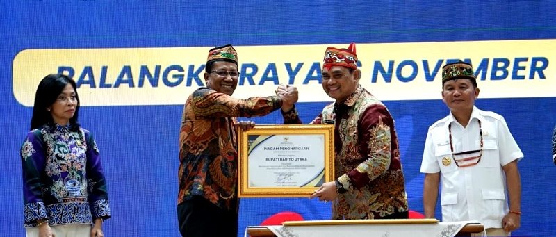 Dukung Perkuat Layanan Bantuan Hukum, Bupati Barito Utara Terima Penghargaan dari Kementerian Hukum dan HAM RI