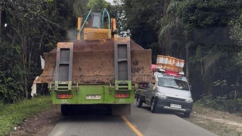 DPRD Barut Soroti Truk Pengangkut Alat Berat di Jalan Umum Tanpa Pengawalan