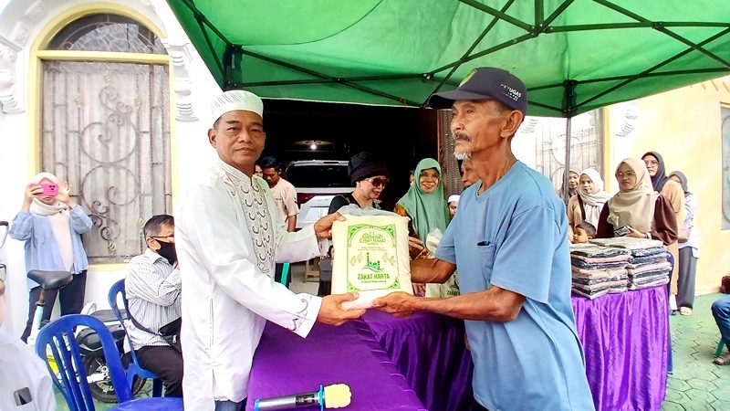 Keluarga Besar Anggota DPRD, H Tajeri kembali Salurkan Ratusan Paket Zakat Harta kepada Warga di Muara Teweh
