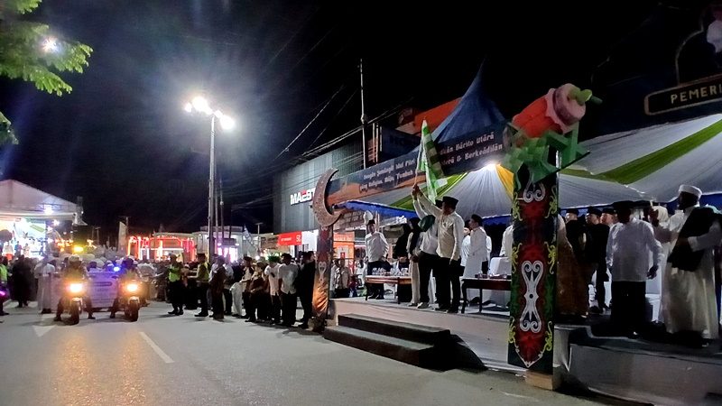 Bupati Barito Utara Ajak Masyarakat Perkuat Kebersamaan saat Lepas Peserta Pawai Takbir Idul Fitri 1447 Hijriah